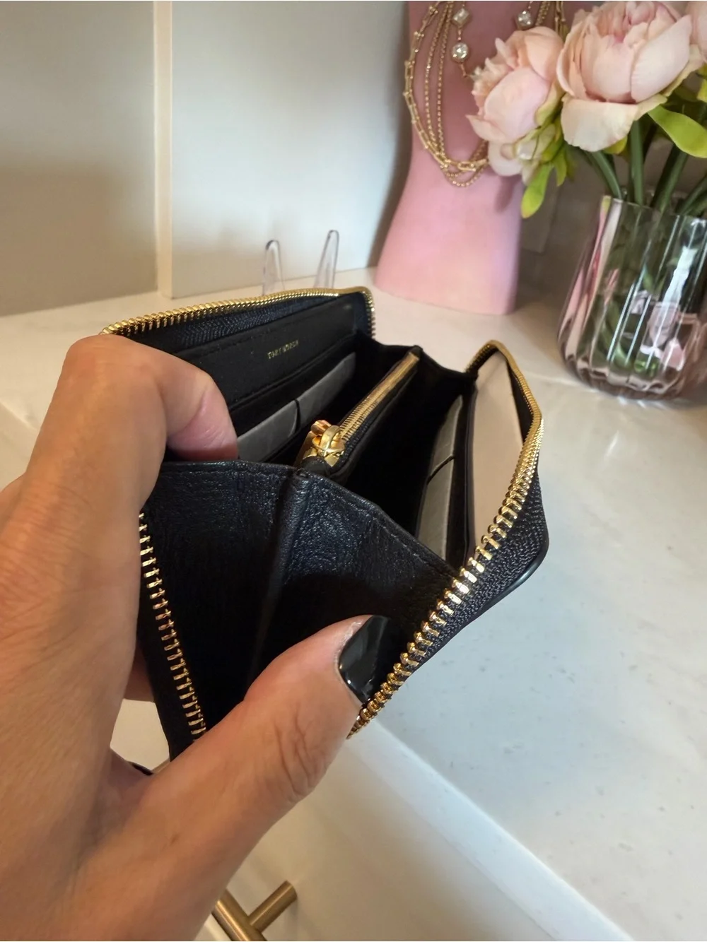 Tory Burch EUC Black Pebbled Leather Zip Wallet with Gold Hardware